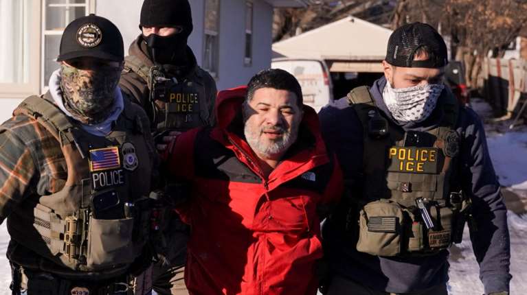 Ανάλυση Economist: Γιατί ο Τραμπ "μαζεύει" τους ακραίους της ICE- Πώς οι δημοσκοπήσεις έγιναν καταστροφικές