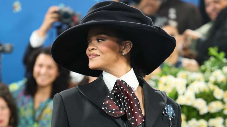 Η Ριάνα αποκάλυψε στο Met Gala την τρίτη εγκυμοσύνη της - Οι φωτό με φουσκωμένη κοιλιά