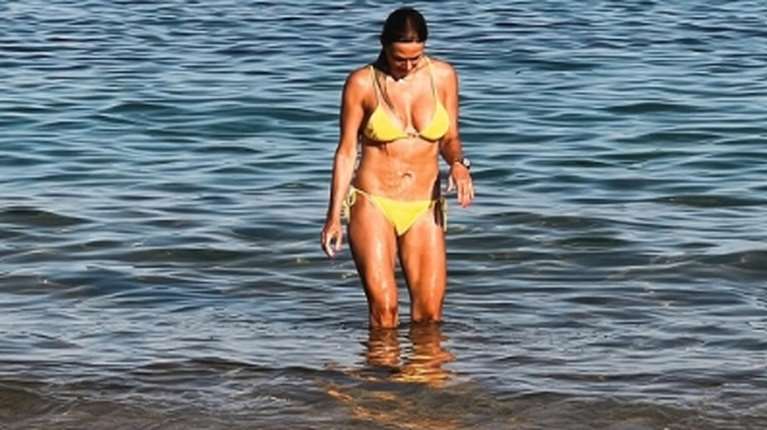 Η Έλλη Κοκκίνου στα 55 με κίτρινο μπικίνι σε παραλία της Σερίφου [εικόνες]