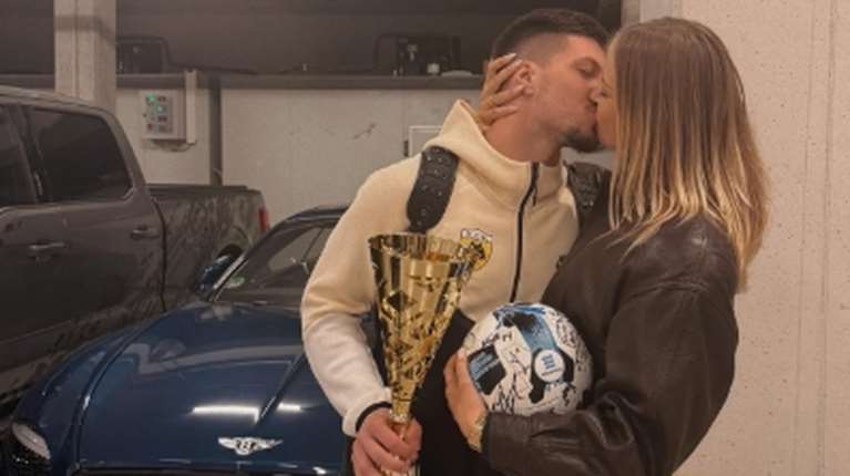 Το "καυτό" φιλί της σύζυγου του Γιόβιτς μετά τα τέσσερα γκολ στο ντέρμπι της ΑΕΚ με τον Παναθηναϊκό [βίντεο]