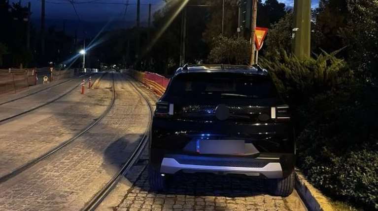 Συνελήφθη 28χρονος που στάθμευσε το ΙΧ του πάνω σε ράγες του τραμ στο κέντρο της Αθήνας [εικόνα]