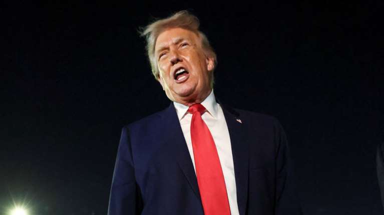 Ο Τραμπ απειλεί τη Γαλλία με επιβολή δασμών 200% στα κρασιά και τις σαμπάνιες αν δεν ενταχθεί στο "Συμβούλιο Ειρήνης"