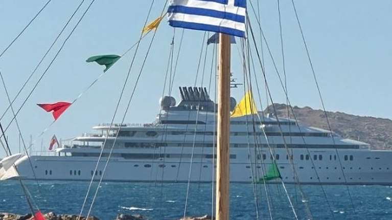 Στην Πάρο ένα από τα πολυτελέστερα γιοτ στον κόσμο: Το πλωτό παλάτι του σεΐχη Αμπντουλάχ μπιν Ζαγιέντ αλ Ναχιάν