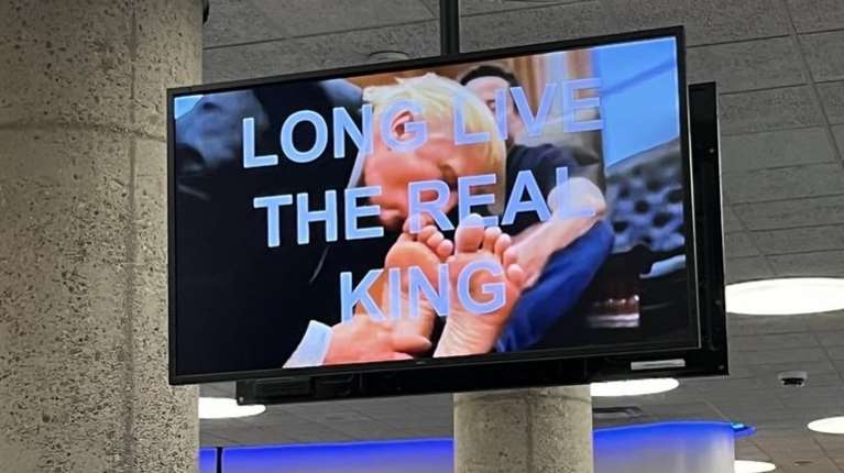 Χάκερ εξευτέλισαν τον Τραμπ μέσα σε υπουργείο του- &quot;Γλείφει και χαϊδεύει τα πόδια του Μασκ- Ζήτω ο πραγματικός βασιλιάς&quot;