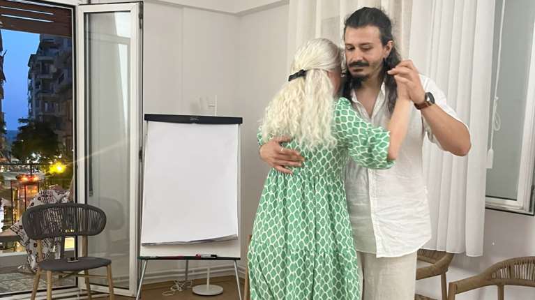 GestalTango: &quot;Παντρεύοντας&quot; τη θεραπευτική διαδικασία με το tango - Τι είναι, πού επιδρά