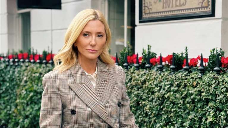 Η Μαρί Σαντάλ μάς ανοίγει την πολυτελή κατοικία της στο Λονδίνο - Cozy σαλόνι, ευρύχωρη λευκή κουζίνα [βίντεο]