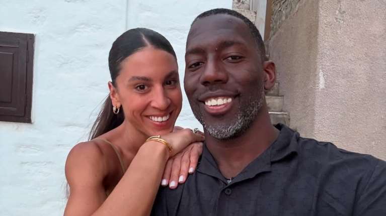 Μπράιαντ Ντάνστον: Με την Ελληνίδα καλλονή και υπέρκομψη σύζυγό του στην Αθήνα - Βόλτα παρά τον καύσωνα [εικόνες]