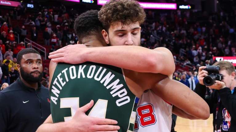 Αντετοκούνμπο και Σενγκούν βάζουν τέλος στην ελληνοτουρκική κόντρα: Η αγκαλιά και οι  &quot;συγγνώμες&quot; μέσω social media