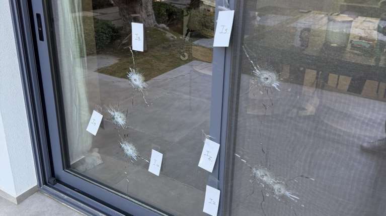 Ρόδος: Βίντεο-ντοκουμέντο από τη στιγμή που &quot;γάζωσαν&quot; με 14 σφαίρες το σπίτι γνωστού επιχειρηματία