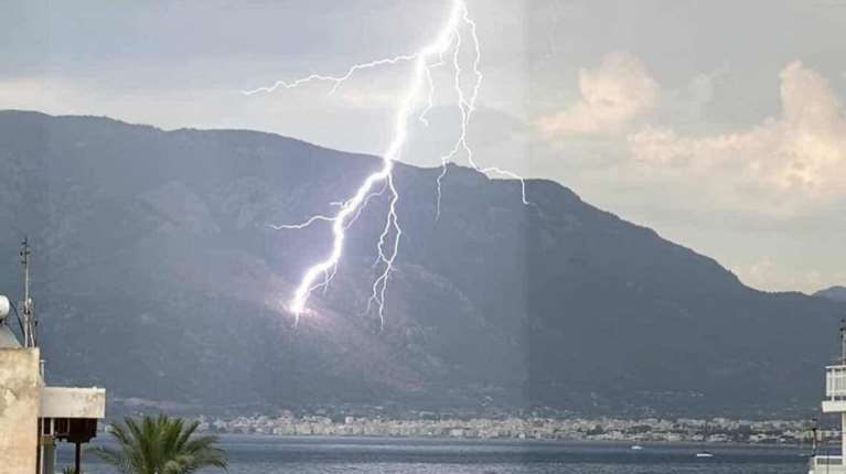 Η τρομακτική δύναμη της φύσης: Η στιγμή που κεραυνός χτυπάει πάνω από το Λουτράκι [εικόνα]