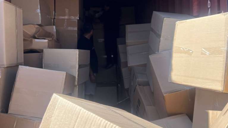 Λαθρεμπόριο: Κατάσχεση 17 κοντέινερ με ενδύματα και υποδήματα από την ΑΑΔΕ - Πάνω από 1,6 εκατ. ευρώ οι διαφυγόντες δασμοί
