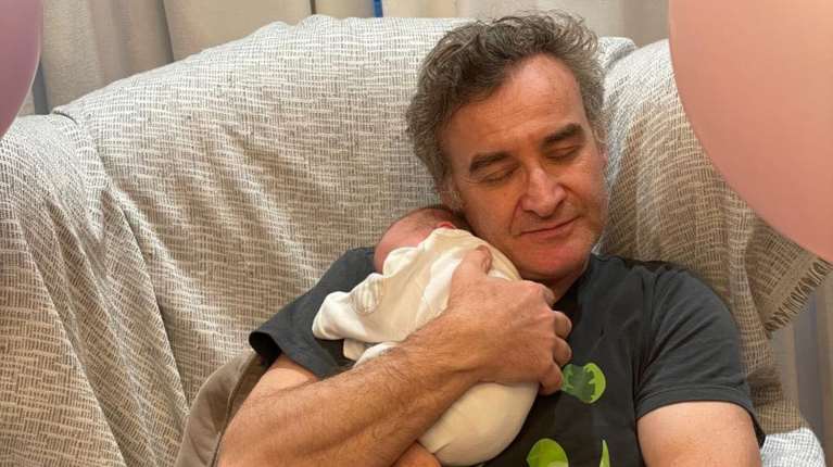 Συγκινεί ο Νίκος Ορφανός για την πρόωρη γέννηση της κόρης του: &quot;Γυρίσαμε από το μαιευτήριο με άδεια χέρια...&quot;