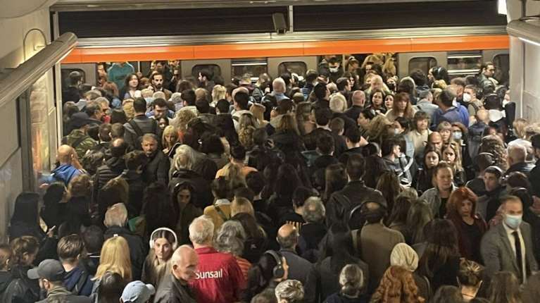 Μετρό: &quot;Ασφυξία&quot; στο Σύνταγμα τις ώρες αιχμής - &quot;Πηγαίνω στη δουλειά μου σαν σαρδέλα&quot;