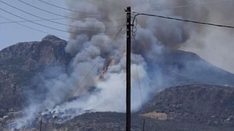 Μονεμβασιά: Καλύτερη η εικόνα της φωτιάς στο Καραβοστάσι - Συνεχίζεται η μάχη με τις φλόγες