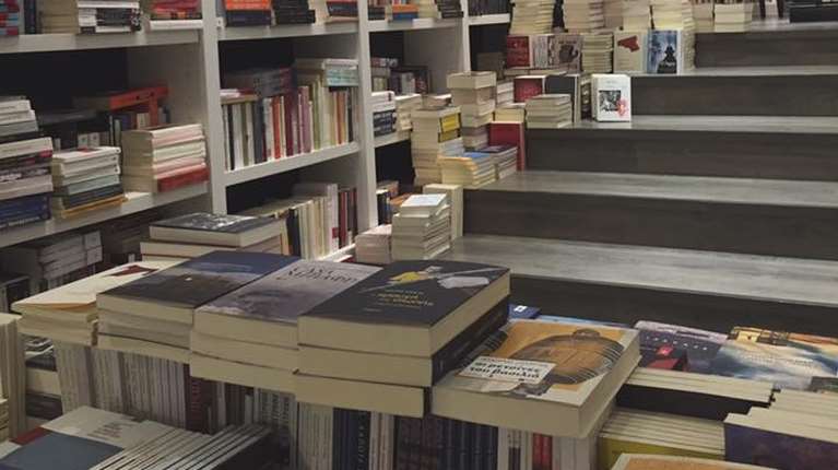 Κλείνει οριστικά το βιβλιοπωλείο &quot;Επί Λέξει&quot; - Πουλάει όλα τα βιβλία προς 2 ευρώ το ένα - Η συγκινητική ανάρτηση