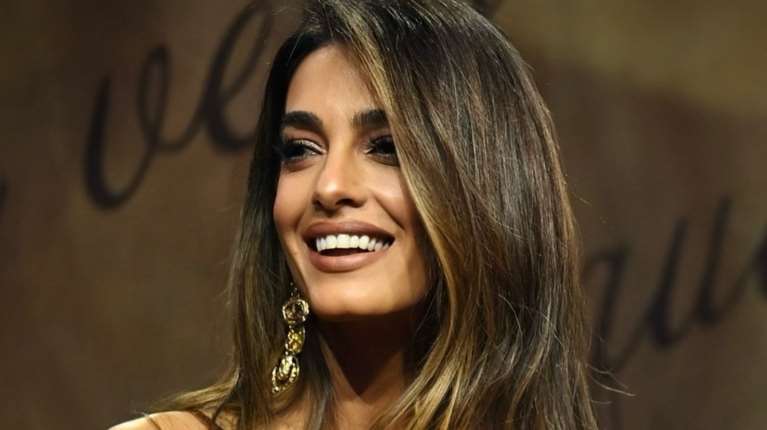 Αμάλ Κλούνεϊ: Εκθαμβωτική, με κατακόκκινο σατέν σύνολο και διάφανα ψηλοτάκουνα [εικόνες]