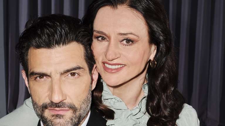 &quot;Οιδίποδας&quot; του Ρόμπερτ Αικ στη Στέγη: Μια καταιγιστική τραγωδία με Κουρή και Καραμπέτη