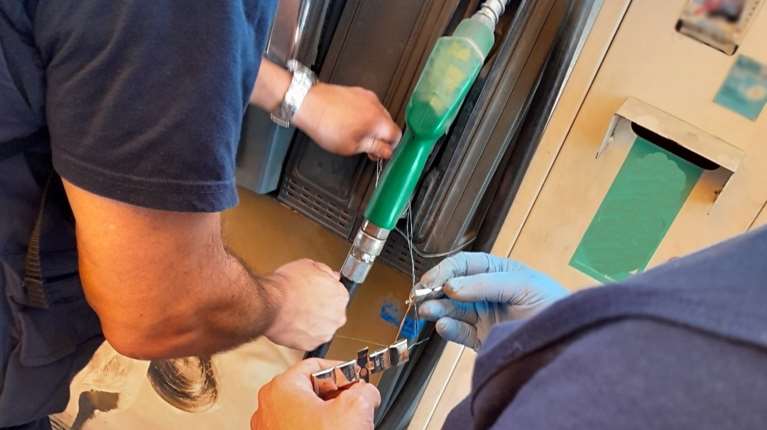 Η ΑΑΔΕ σφράγισε τρία πρατήρια στην Αττική για δύο χρόνια - Παρεμβάσεις σε αντλίες και στο λογισμικό εισροών-εκροών