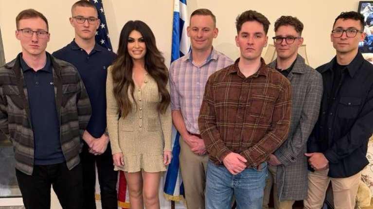 Κίμπερλι Γκιλφόιλ: Δείπνο για τους Αμερικανικούς Πεζοναύτες για την Ημέρα των Ευχαριστιών