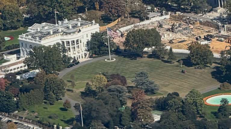 Ο Τραμπ έκανε τον Λευκό Οίκο ...ίσιωμα: Το πριν και το μετά το γκρέμισμα της Ανατολικής Πτέρυγας