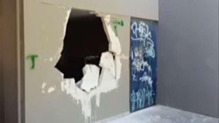 Νέα Ιωνία: Άνοιξαν τρύπα με βαριοπούλα και βανδάλισαν σχολείο