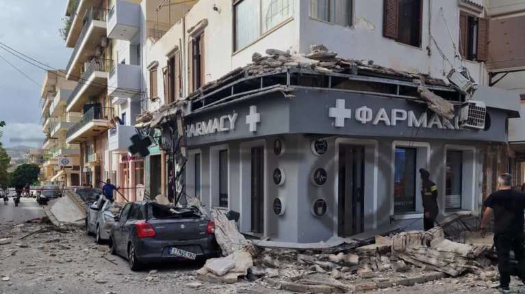 Λαύριο: Μπαλκόνι κατέρρευσε στον δρόμο - Εσπευσε η Πυροσβεστική [εικόνες]