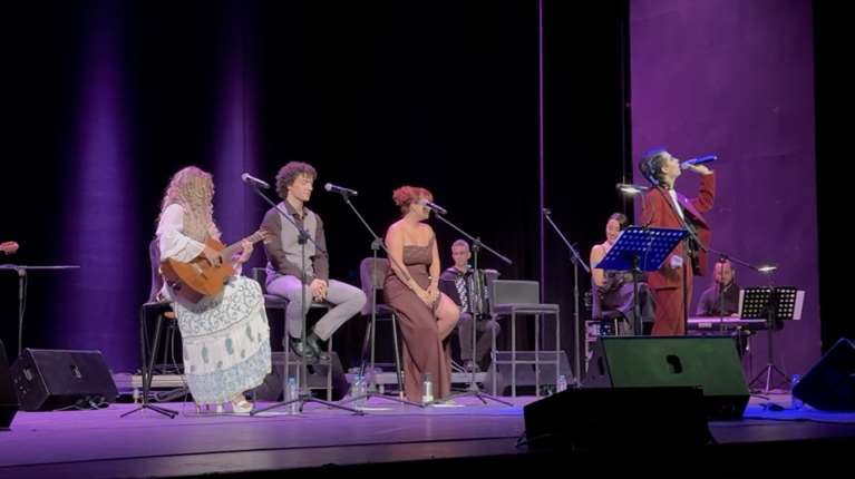 To θέατρο Παλλάς άνοιξε τις πόρτες του στους μουσικούς του δρόμου και σε νέες φωνές