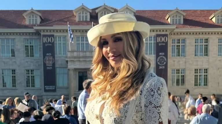 Ελένη Πετρουλάκη: Αποφοίτησαν οι κούκλες κόρες της - Με royal στυλ η γυμνάστρια στην τελετή [εικόνες]