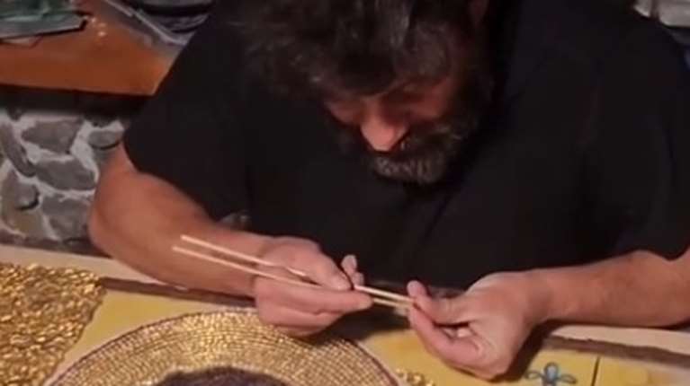 Αλέξης Γεωργούλης: Άφησε μακρύ μούσι και ασχολείται με… αγιογραφίες [βίντεο]