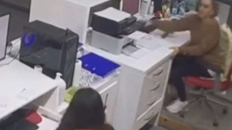 Βίντεο ντοκουμέντο από σεισμό στη Σαντορίνη - Δύο γυναίκες ουρλιάζουν και μπαίνουν κάτω από γραφεία