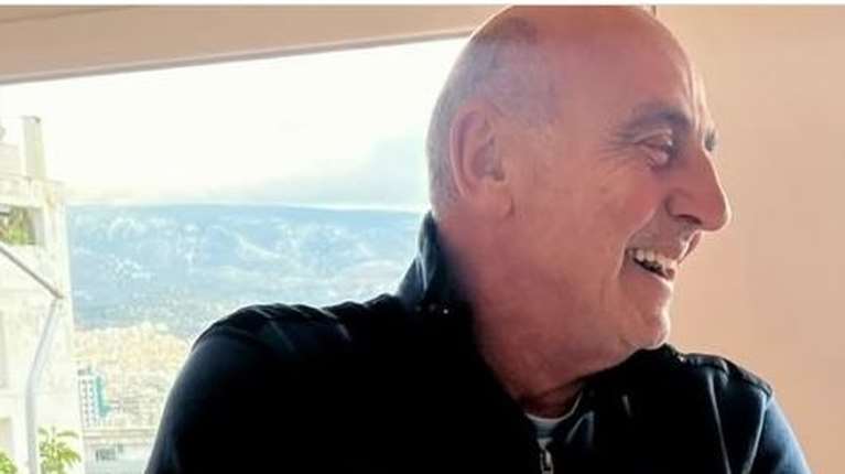 Γιώργος Βουλγαράκης: Τρισευτυχισμένος παππούς  με το εγγόνι του στην αγκαλιά του - &quot;Το παιδί του Αποστόλη μου&quot;