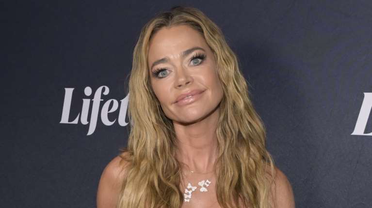 Σοβαρό απρόοπτο για την Ντενίζ Ρίτσαρντς: &quot;Έσκασαν&quot; τα εμφυτεύματα στο στήθος της στο reality επιβίωσης που συμμετείχε