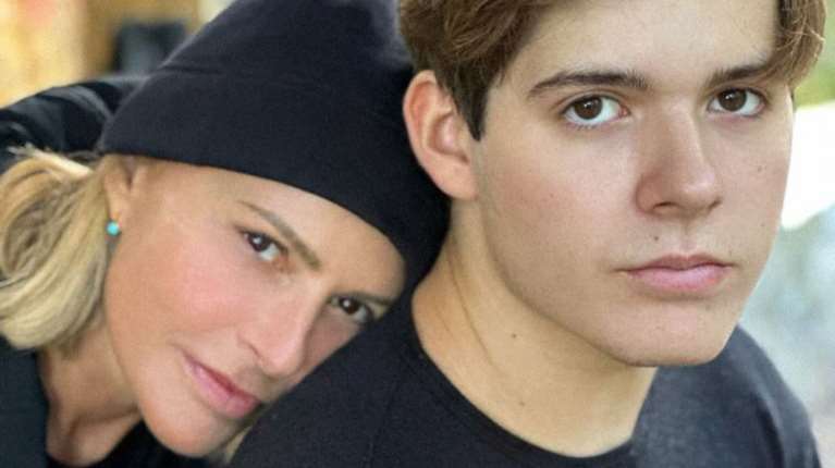 Ο Μάξιμος Κωστόπουλος στην κουζίνα της μητέρας του - Σπάνιο οικογενειακό κλικ