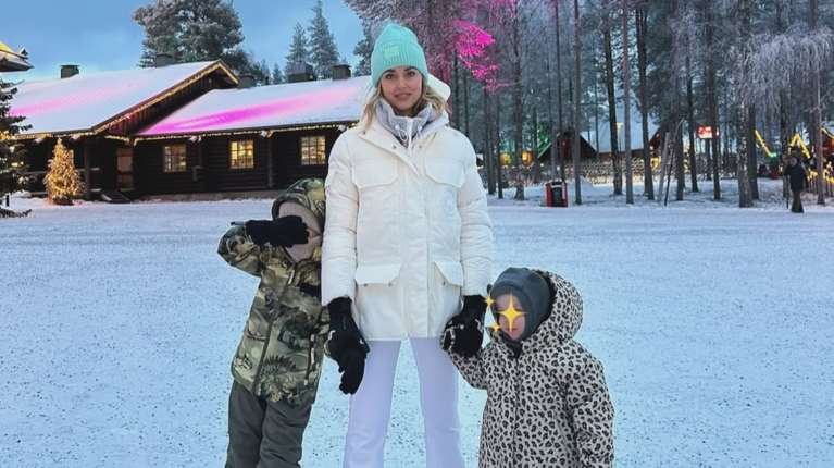 Kιάρα Φεράνι: Στη Φινλανδία με τα παιδιά της για να γνωρίσουν τον Άι Βασίλη [Eικόνες]