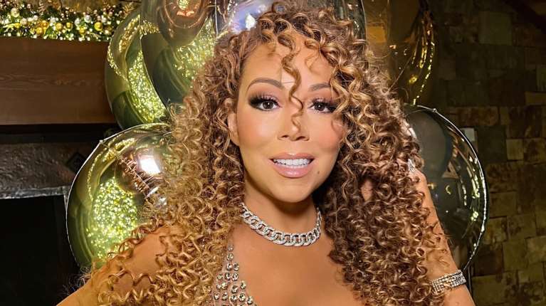 Λαμπερή η 55χρονη Μαράια Κάρεϊ: Εύχεται μια πληθωρική &quot;Καλή Χρονιά&quot; [εικόνες - βίντεο]