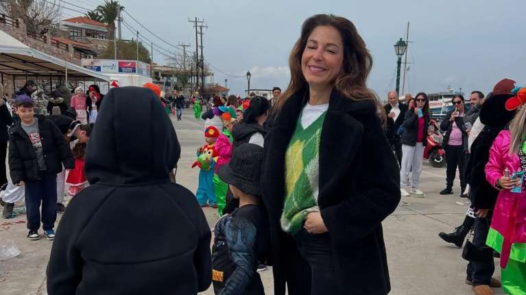 Κατερίνα Παπουτσάκη: Φωτογραφίες από την απόδραση στο Αγκίστρι για την Καθαρά Δευτέρα με τους γιους και τον σύντροφό της