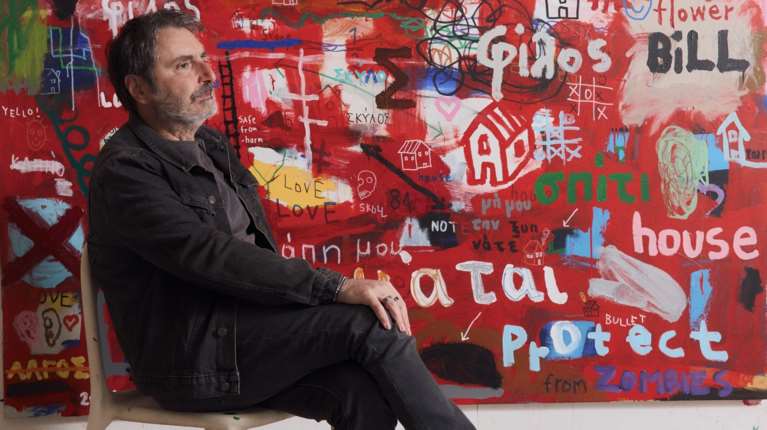 Με άμεση γλώσσα, αυτοσαρκασμό και αναρχικό χιούμορ, ο Νίκος Λαγός αναζητά ρωγμές ευτυχίας σε ένα δυστοπικό περιβάλλον