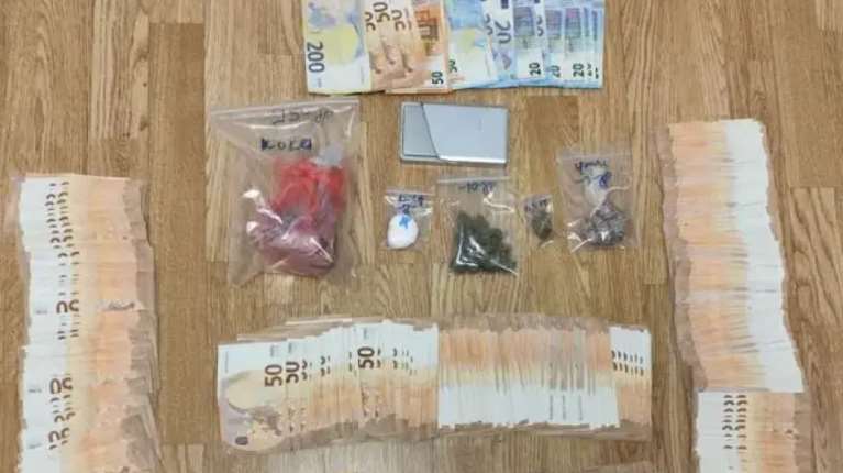 Βούλα: Σύλληψη 28χρονου για κατοχή και διακίνηση ναρκωτικών - Βρέθηκαν κοκαΐνη, κάνναβη και 25.800 ευρώ