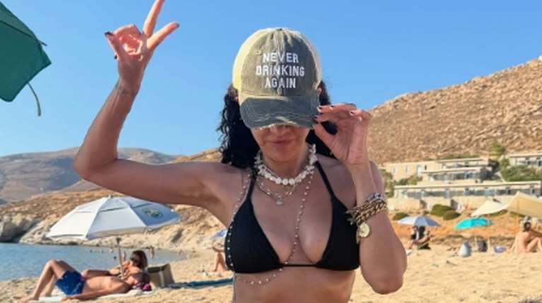 Η Μαρία Σολωμού με κόκκινο μπικίνι και φοβερούς κοιλιακούς στη Σέριφο [εικόνες]