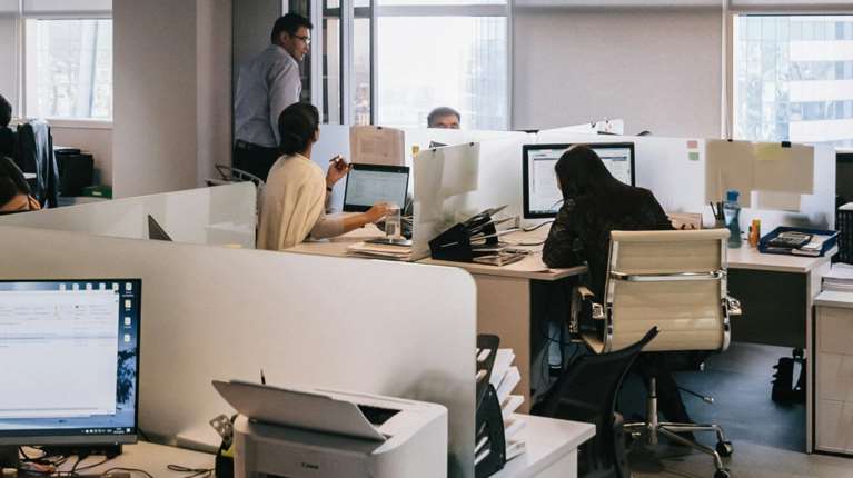 Τι σημαίνει για τις τσέπες μας η αύξηση του κατώτατου μισθού - Το όφελος από 1η Απριλίου σε ιδιωτικό και δημόσιο τομέα