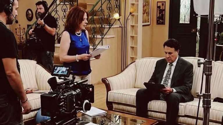 &quot;Κων/νου &amp; Ελένης&quot;: Χαμός στα social media με fake φωτογραφίες Ai που ξεσήκωσαν τους φανς της σειράς