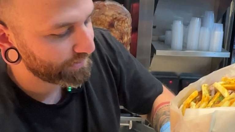 Ελληνας από την Κεφαλονιά τρελαίνει τους Βρετανούς με  τυλιχτό γύρο που φτάνει τα τέσσερα κιλά