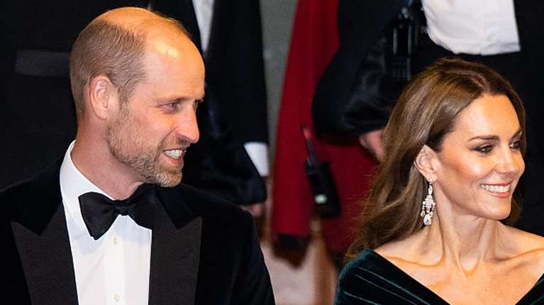 &quot;Φρενίτιδα&quot; με το πράσινο βελούδινο φόρεμα της Κέιτ Μίντλετον