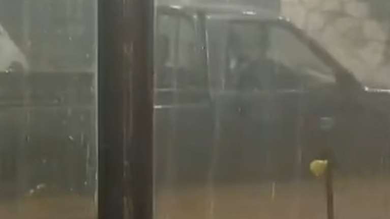 Επελαύνει η κακοκαιρία: Έντονες βροχές σε Φιλιππιάδα, Βόνιτσα και Πρέβεζας – Έπεσαν δέντρα, πλημμύρισαν υπόγεια