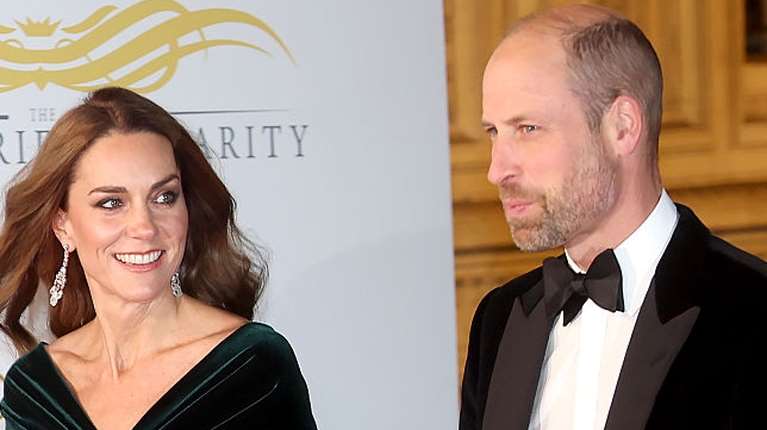 Η super glam εμφάνιση της Κέιτ στο πλευρό του Γουίλιαμ - Η χειρονομία του πρίγκιπα της Ουαλίας που έγινε viral