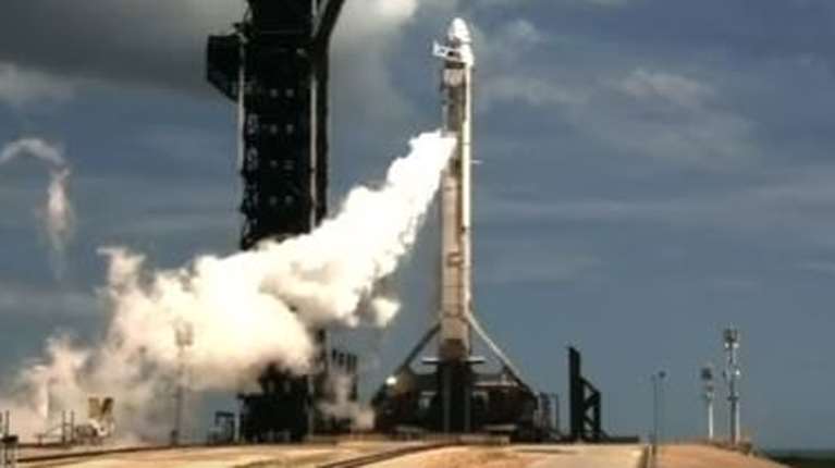 Dragon: Αναβλήθηκε η εκτόξευση του διαστημόπλοιου της SpaceX λόγω κακοκαιρίας