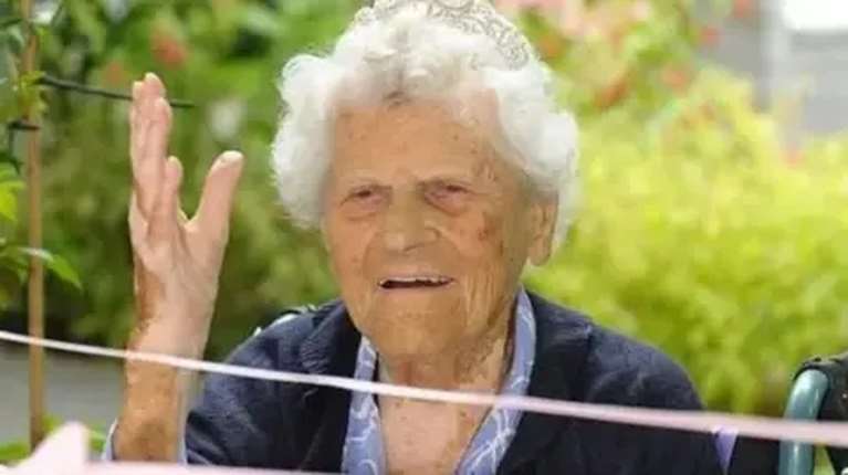 Βρετανίδα 116 ετών γιόρτασε τα γενέθλιά της: Ο γηραιότερος άνθρωπος στον κόσμο, θέλει 6 χρόνια για να σπάσει ρεκόρ