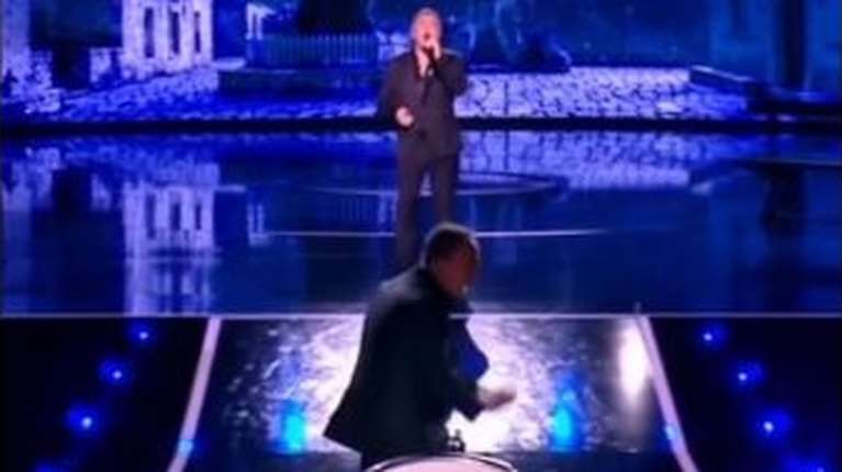 Η έκπληξη του Αντώνη Ρέμου on air στον Νίκο Αλιάγα στη γαλλική τηλεόραση