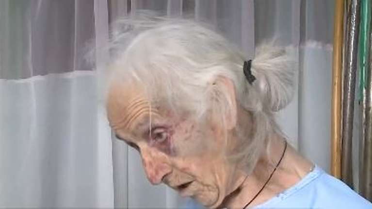 Αγριος ξυλοδαρμός 85χρονης για 100 ευρώ: "Τους παρακαλούσα, μη με χτυπάτε άλλο. Δεν είχα τίποτα να τους δώσω…"