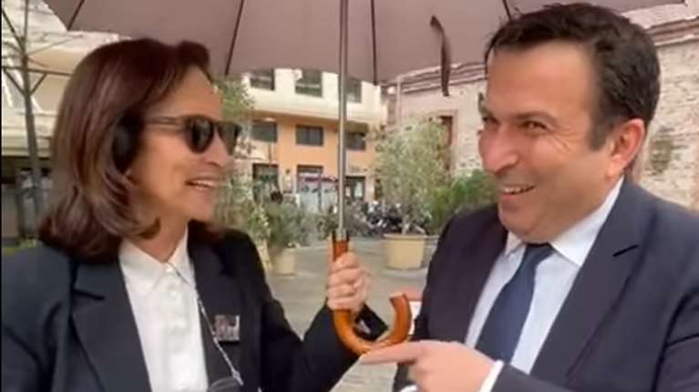 Διαμαντοπούλου - Παραστατίδης τρολάρουν το ψηφιακό φροντιστήριο: &quot;Όταν εμείς κάναμε Παρθενώνες, αυτοί τρώγανε βελανίδια&quot;